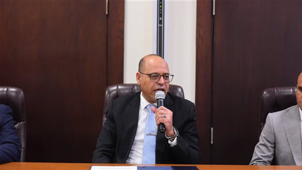 وزير العمل يُسلم عقوداً جديدة لذوي الهمم بالقاهرة.. ويفتتح ندوة تثقيفية للتوعية بقانون العمل