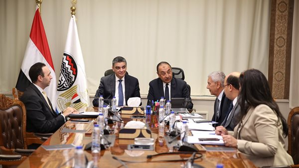 وزير قطاع الأعمال يبحث مع رئيس “هيئة الشراء” التعاون في قطاع الأدوية والمستلزمات الطبية