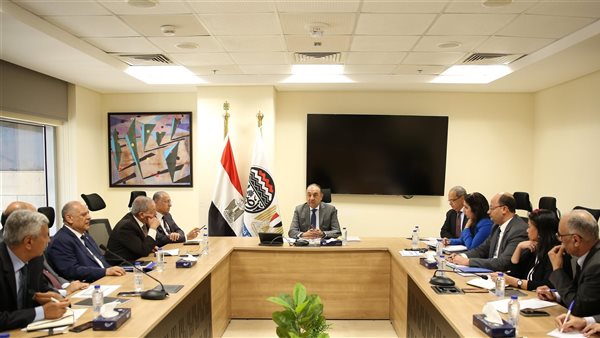 وزير قطاع الأعمال يستعرض مع رؤساء الشركات القابضة المشروعات التوسعية ويتابع مستجدات التطوير