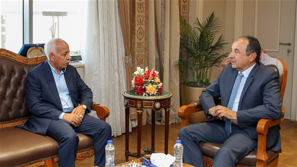 وزير قطاع الأعمال يلتقي رئيس اتحاد نقابات عمال مصر: العامل شريك أساسي في التنمية