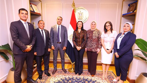 وزيرة التضامن تكرم الإدارة العامة للعلاقات العامة والمراسم بالوزارة